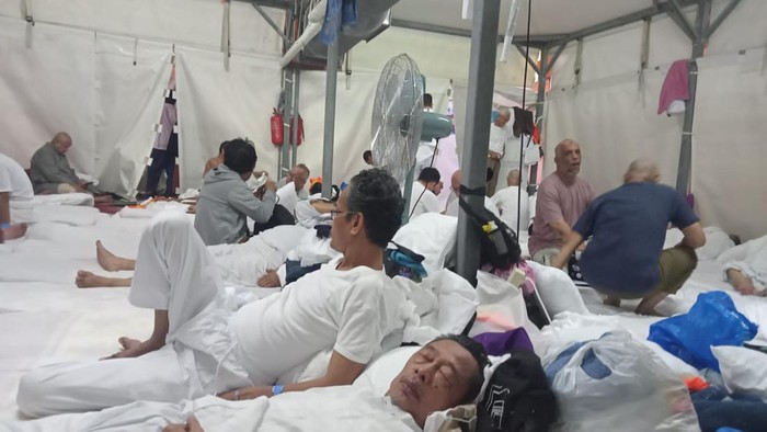 Suasana jemaah haji RI Kloter JKG 43 yang dilaporkan belum dapat asupan makanan.