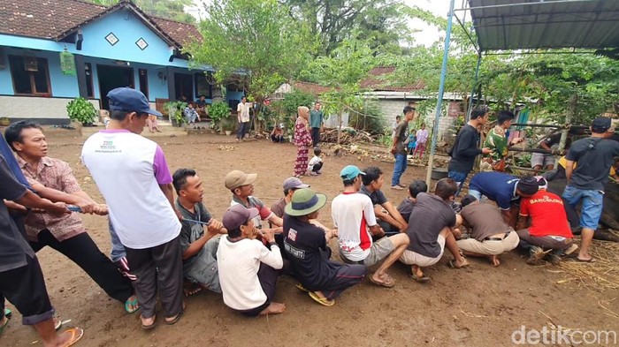 Suasana penyembelihan sapi kurban dari Presiden Jokowi di Pedukuhan Singkil, Kalurahan Tepus, Kapanewon Tepus, Gunungkidul, Kamis (29/6/2023).