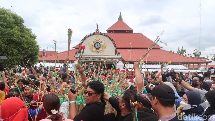 Suasana rayahan gunungan Garebeg Besar Hajad Dalem, Kamis (29/6/2023).