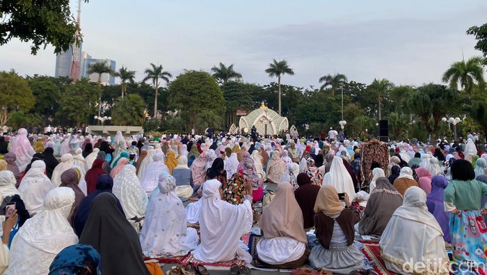 Suasana salat id di Balai Kota Surabaya