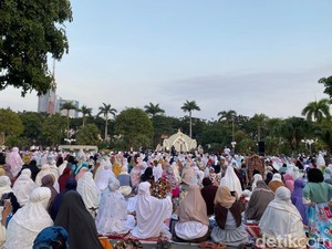 Salat Idul Adha Bareng Warga di Balai Kota, Walkot Eri Ajak Saling Berbagi