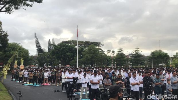 Suasana salat Idul Adha di Gedung Agung Jogja, Kamis (29/6/2023). Masyarakat antusias salat Id bareng Jokowi dan Iriana.