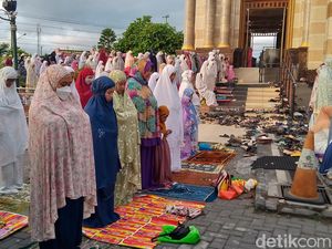 Jemaah Salat Id di Masjid Agung Al Aqsha Klaten Meluber hingga Halaman