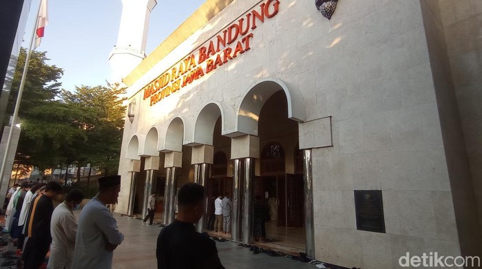 Hilangnya Status 23 Tahun Masjid Raya Bandung