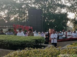 Jemaah Salat Iduladha Masjid Raya Bandung Meluber