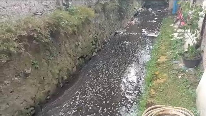 Sungai Cianjur menjadi merah diduga tercemar darah hewan
