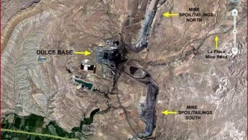 Dulce Base: Dulce sebuah kota kecil New Mexico Utara, menampung sekitar 2.600 orang, (kebanyakan penduduk asli Amerika). Kota kecil tersembunyi ini diyakini menyimpan banyak rahasia aneh. Beberapa orang percaya bahwa Dulce adalah rumah bagi Dulce Base, fasilitas bawah tanah raksasa milik militer, tempat eksperimen aneh dilakukan dan teknologi biologis canggih dikembangkan. Foto: Townandtiurist