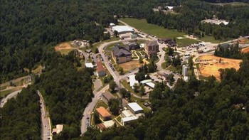 Mount Weather: Mount Weather terletak 74km dari Washington. Dijuluki Pusat Operasi Darurat, benteng ini digunakan menampung semua tingkat tertinggi pemerintahan AS jika terjadi bencana nasional. Dibangun selama era Perang Dingin, Mount Weather dijalankan Federal Emergency Management Agency (FEMA) dengan tujuan untuk melindungi tak hanya politisi tingkat tinggi, tapi juga beberapa harta nasional AS, seperti karya seni yang saat ini ada di Galeri Nasional. Foto: Townandtiurist