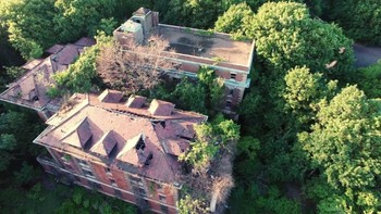 North Brother Island: Negara bagian New York membeli pulau itu pada tahun 1885 sebagai tempat untuk membangun rumah sakit Riverside, dirancang menampung orang-orang dengan penyakit sangat menular seperti TBC, tifus, demam kuning & cacar. Selama Perang Dunia 2, fasilitas karantina ini membantu para veteran militer. Setelah itu jadi fasilitas rehabilitasi bagi pecandu heroin. Sekarang, pulau ini secara resmi adalah suaka burung dan terlarang bagi siapa pun untuk berkunjung! Foto: Townandtiurist