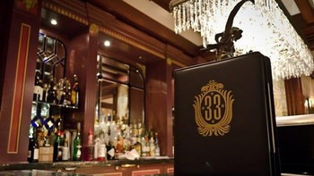 Club 33: Terletak di Anaheim, California, Club 33 adalah tempat rahasia di dalam Disneyland untuk kaum elit eksklusif. Sebuah Klub pribadi Khusus Undangan Anda membutuhkan seseorang di dalam klub untuk mengundang dan Anda harus membayar USD 100.000. Klub ini didirikan pada tahun 1967 sebagai tempat untuk menampung investor, pejabat, dan selebritas. Foto: Townandtiurist
