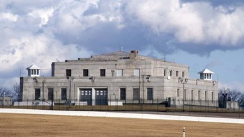 Fort Knox: Fort Knox dijuluki sebagai tempat paling aman di USA bahkan dunia. Sebagai tempat penyimpanan Emas Batangan terbesar di Amerika, tempat ini adalah benteng terlarang. Jadi apa yang disimpan di Fort Knox? Selain logam mulia, seperti emas dan perak (diperkirakan 2% dari logam dunia yang ditambang disimpan di sini) Fort Knox pernah menyimpan mahkota kerajaan Hongaria dan bahkan salinan Magna Carta Foto: Townandtiurist
