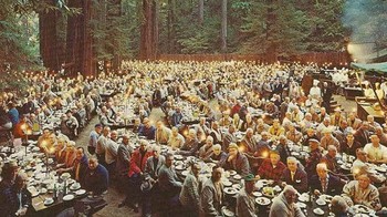 Bohemian Grove: Bohemian Grove telah ada selama lebih dari 150 tahun. Terletak di hutan California, klub rahasia ini diyakini pusat kontrol sayap kanan untuk para elit AS. Mereka diyakini memiliki pengaruh mulai dari politik hingga industri dan perdagangan dan bertemu dua minggu tiap tahun. Untuk jadi anggotanya, Anda harus jadi elit dan penting. Anda perlu diundang oleh anggota saat ini dan kemudian harus membayar USD 25.000 ditambah biaya tahunan. Foto: Townandtiurist