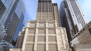 Fasilitas NSA: NSA adalah lembaga keamanan elit AS yang diduga banyak rahasianya. Apakah NSA memata-matai Anda?? Ini adalah pertanyaan yang ada di benak banyak warga AS. Kebenaran terletak di balik tembok benteng gedung pencakar langit tak berjendela tertentu di banyak negara bagian AS yang menjadi markas mereka.Benteng ini seperti bangunan yang dibatasi, dirahasiakan dan dibangun untuk menahan serangan teroris dan bahkan bencana alam. Foto: Townandtiurist