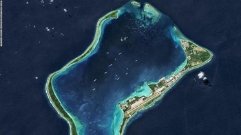 Diego Garcia: Diego Garcia adalah sebuah pulau kecil di Samudra Hindia dan secara teknis merupakan wilayah luar negeri Britania Raya.Namun di 1966, Amerika Serikat diberi hak menggunakan pulau itu sebagai imbalan atas pembatalan utang Inggris Raya sebesar USD 14 juta. Sebagai daerah terlarang dan pangkalan militer AS, tempat ini jadi subjek berbagai teori konspirasi, mulai dari penjara rahasia hingga tempat pendaratan MH370. Foto: Townandtiurist
