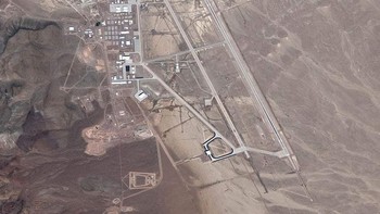 Area 51: Area 51 telah menjadi sumber teori konspirasi selama beberapa dekade. Ini adalah salah satu tempat paling rahasia di dunia dan menurut banyak ahli teori konspirasi adalah tempat menyembunyikan alien atau sejenisnya. Secara resmi, situs tersebut adalah Fasilitas Angkatan Udara di gurun Nevada dan kabarnya banyak melakukan riset rahasia. Foto: Townandtiurist