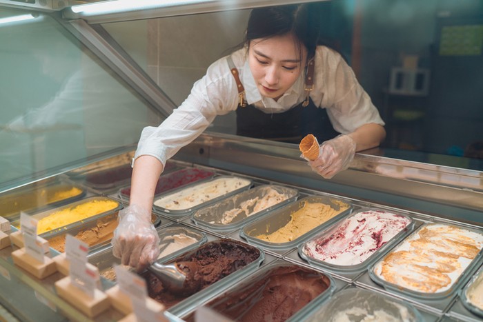 Terungkap! 4 Hal Paling Tidak Sopan yang Dilakukan Pengunjung Toko Es Krim