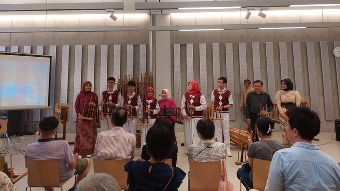 Tim angklung dari SLBN Cicendo Bandung yang tampil di Jepang.