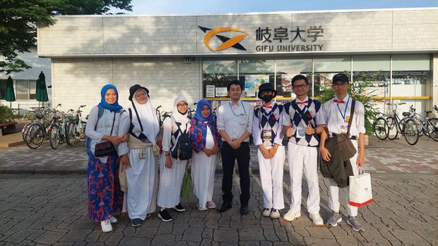 Tim angklung dari SLBN Cicendo Bandung yang tampil di Jepang.
