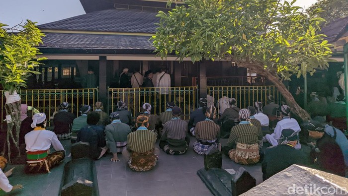 Tradisi penjamasan pusaka peninggalan Sunan Kalijaga di Kadilangu, Demak, Kamis (29/6/2023).