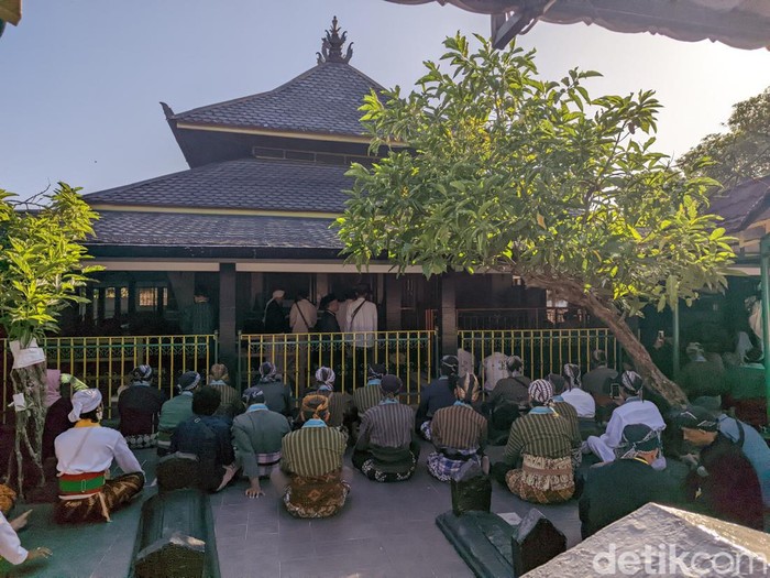 Tradisi penjamasan pusaka peninggalan Sunan Kalijaga di Kadilangu, Demak, Kamis (29/6/2023).