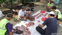 Sementara daging kambing 100 bungkus.