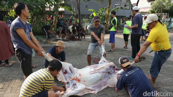 Umat Muslim di Bekasi Laksanakan Pemotongan Hewan Kurban