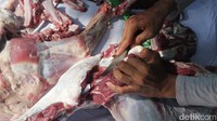 Hewan kurban yang disembelih meliputi domba, kambing, sapi, kerbau atau unta.  