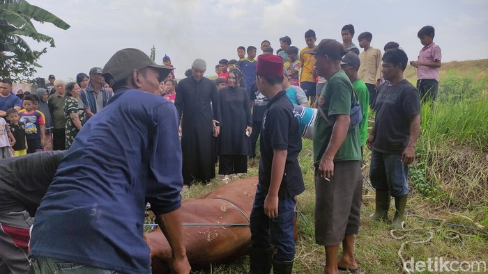 Via Vallen dan Chevra kompak memakai baju serbahitam saat berkurban