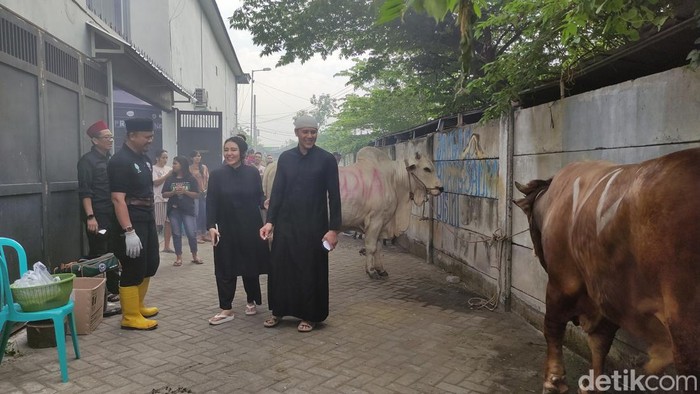 Via Vallen dan Chevra kompak memakai baju serbahitam saat berkurban