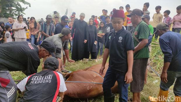 Via Vallen dan Chevra kompak memakai baju serbahitam saat berkurban