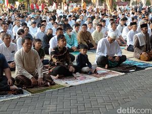 Ditemani Jan Ethes, Gibran Salat Idul Adha di Balai Kota Solo
