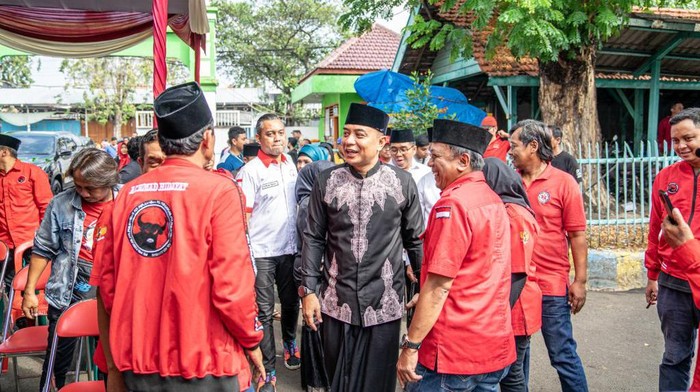 Wali Kota Surabaya Eri Cahyadi saat momen Idul Adha bersama kader PDIP