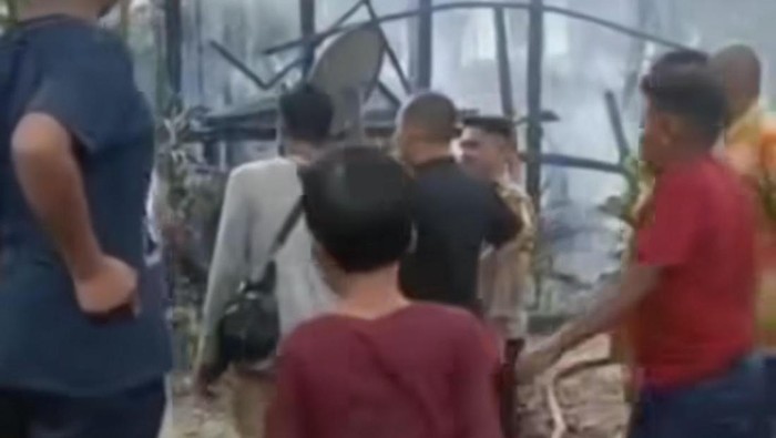 Warga bernama Nasir di Barru saat melihat rumahnya terbakar dan nyaris rata dengan tanah.