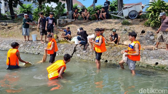 warga cuci rumen di sungai