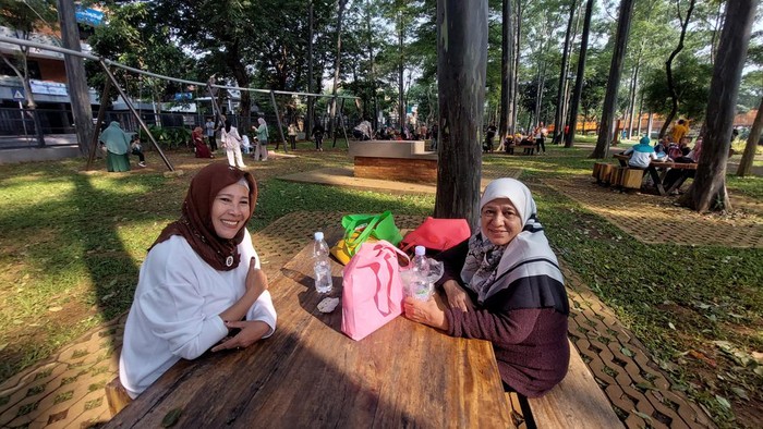Warga Jakarta menikmati liburan Idul Adha di Tebet Eco Park, Jakarta.