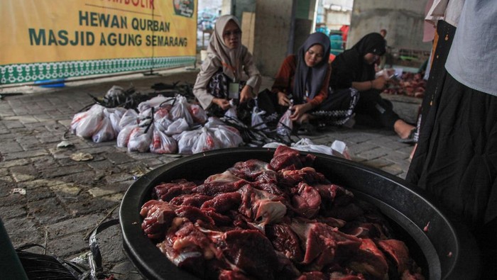 Warga Rela Antre Panjang Demi Daging Kurban Sejumlah warga antre saat menunggu pembagian daging hewan kurban di Masjid Agung Kauman Semarang, Semarang, Jawa Tengah, Kamis (29/6/2023). Panitia kurban Idul Adha 1444 Hijriah setempat membagikan sebanyak 2.600 paket daging kepada warga penerima hak daging kurban yang bermukim di sekitar masjid tersebut dan 5.400 paket daging kepada warga kurang mampu dan tunawisma. ANTARA FOTO/Makna Zaezar/hp.