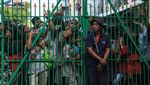 Warga Rela Antre Panjang Demi Daging Kurban