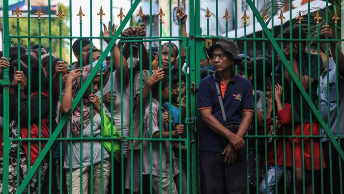 Warga Rela Antre Panjang Demi Daging Kurban Sejumlah warga antre saat menunggu pembagian daging hewan kurban di Masjid Agung Kauman Semarang, Semarang, Jawa Tengah, Kamis (29/6/2023). Panitia kurban Idul Adha 1444 Hijriah setempat membagikan sebanyak 2.600 paket daging kepada warga penerima hak daging kurban yang bermukim di sekitar masjid tersebut dan 5.400 paket daging kepada warga kurang mampu dan tunawisma. ANTARA FOTO/Makna Zaezar/hp.