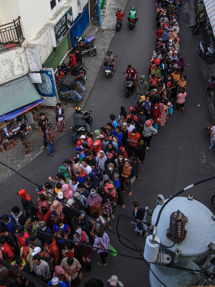 Sejumlah warga antre saat menunggu pembagian daging hewan kurban di Masjid Agung Kauman Semarang, Semarang, Jawa Tengah, Kamis (29/6/2023). Panitia kurban Idul Adha 1444 Hijriah setempat membagikan sebanyak 2.600 paket daging kepada warga penerima hak daging kurban yang bermukim di sekitar masjid tersebut dan 5.400 paket daging kepada warga kurang mampu dan tunawisma. ANTARA FOTO/Makna Zaezar/hp.