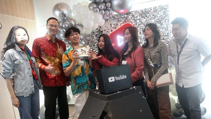 Lima kreator asal Indonesia meraih YouTube Creator Diamond Award, di Jakarta. Mereka berhasil meraih 10 juta subscribers di YouTube Shorts.