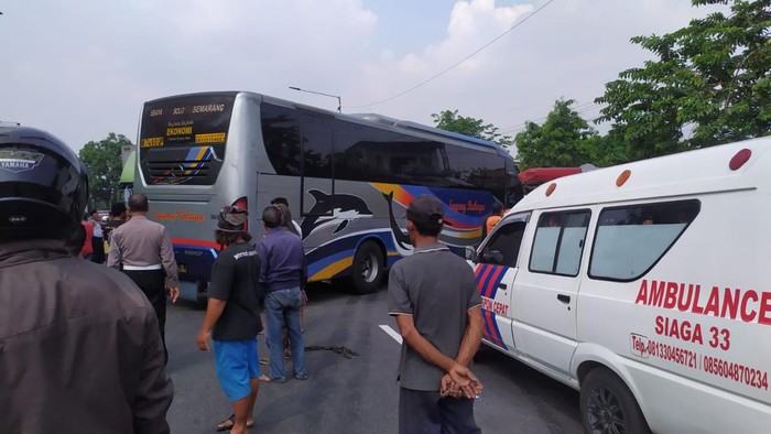 Adu banteng Bus Sugeng Rahayu dengan truk boks di Balongbendo, Sidoarjo.