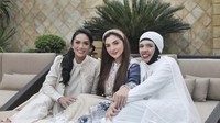 Selain bersama keluarga inti, Ashanty juga bertemu dengan Krisdayanti dan ibunda Atta, Geni Halilintar. Ketiga wanita ini tidak lupa mengabadikan momen bersama.Foto: Instagram @ashanty_ash 