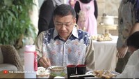 Anang Hermansyah juga sempat menikmati semangkuk bakso lengkap dengan kerupuk putih. Sepertinya nikmat ya? Foto: Youtube / The Hermansyah 