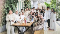 Di sela-sela makan siang bersama, keluarga Hermansyah, Halilintar, dan Lemos pun sempat berfoto. Waw, anggota tiga keluarga besar ini kalau digabungkan banyak sekali ya. Foto: Instagram @ashanty_ash @ananghijau 