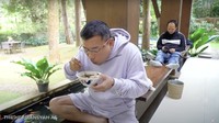 Saat di Bogor, musisi Indonesia itu juga sempat bersantai sembari menikmati semangkuk bakso. Foto: Youtube / The Hermansyah 