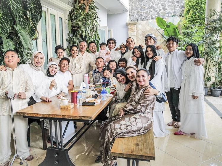 Rayakan Idul Adha, Anang Hermansyah dan Ashanty Makan bersama Keluarga Besar