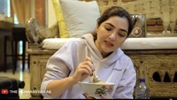 Ibunda Arsy juga ikutan makan bakso nih. Ashanty menikmati semangkuk bakso hangatnya sambil ditemani udara Bogor yang sejuk. Foto: Youtube / The Hermansyah 