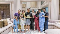 Sebelum menyambut Idul Adha, keluarga A6 ini sempat merayakan ulang tahun Azriel. Azriel pun diberi kejutan kue ulang tahun. Foto: Instagram @ashanty_ash @ananghijau