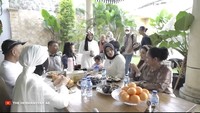 Setelah foto bersama, Ashanty dan Anang Hermansyah kembali makan-makan nih. Di meja makan mereka pun sudah tersedia berbagai macam buah-buahan segar. Foto: Youtube / The Hermansyah 