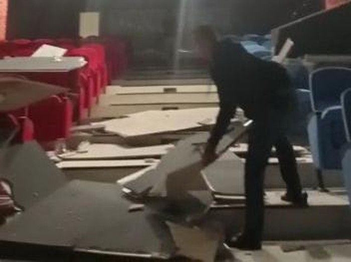 Atap amphiteater Taman Budaya Gunungkidul ambrol dan dinding rumah warga di Bangunjiwo dan Sanden, Bantul, ambrol akibat gempa, Jumat (30/6/2023) malam.